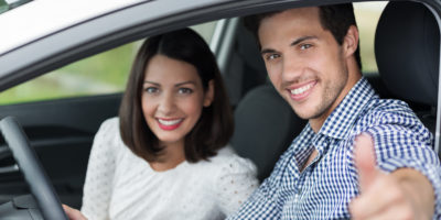 mann im auto zeigt daumen hoch